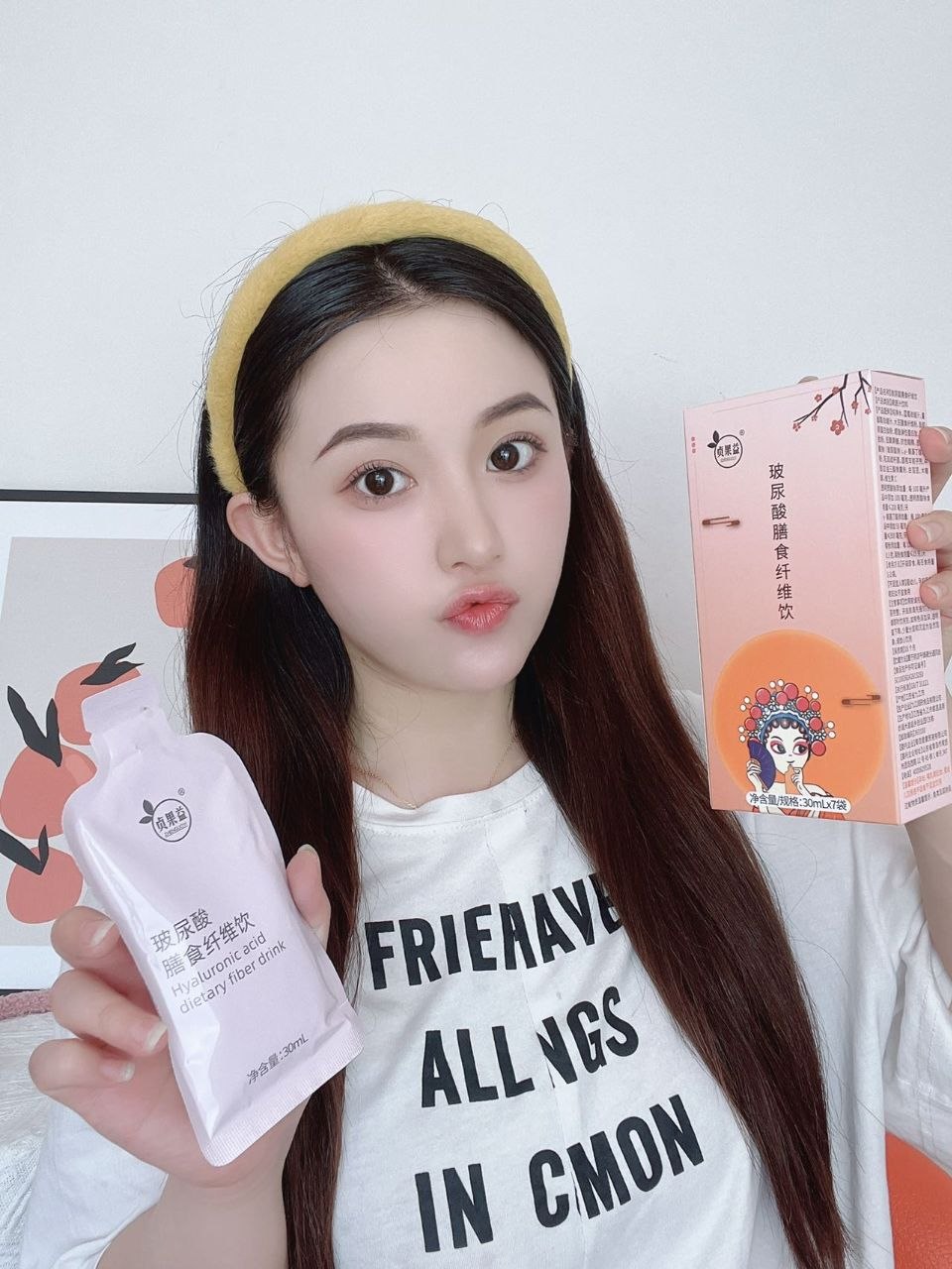 贞果益 hyaluronic acid dietary fiber drink box and pouch held by customer