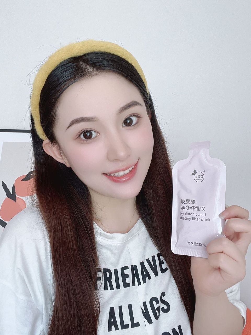 Customer holding a 贞果益 hyaluronic acid dietary fiber drink pouch